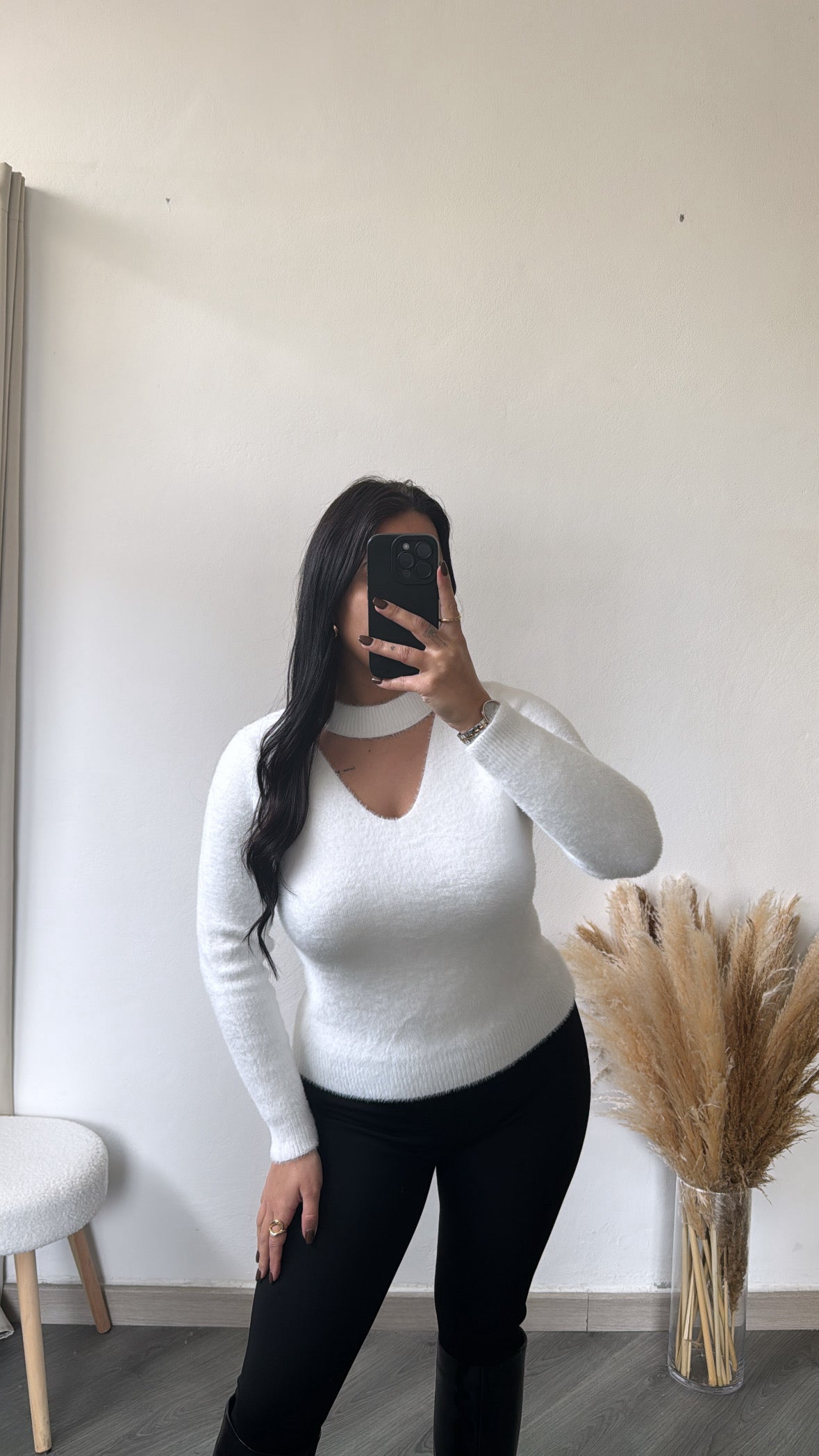 Camisola de malha branca com decote em V e gola choker