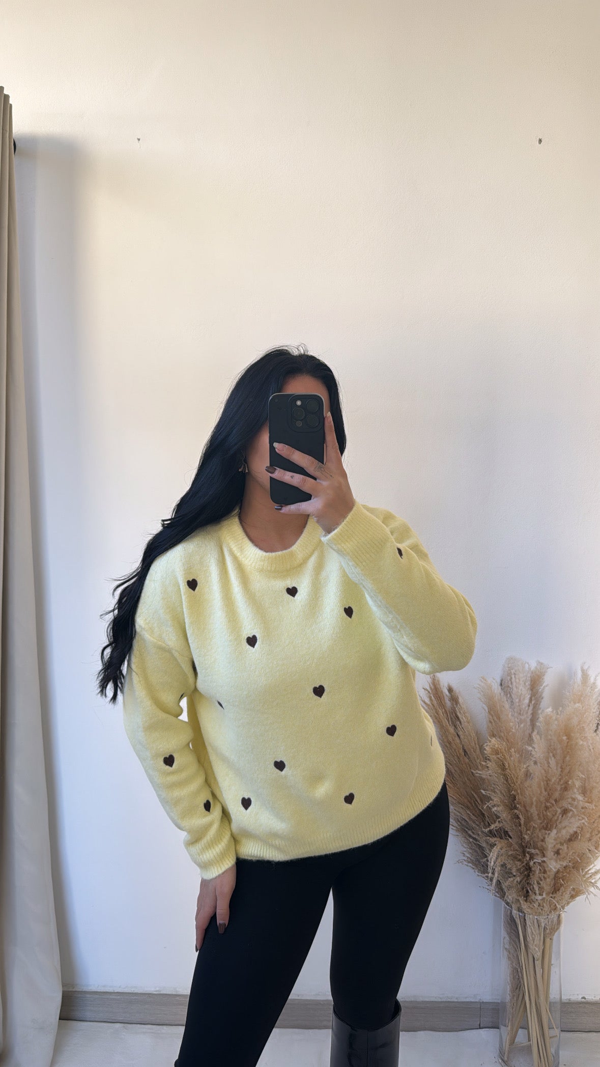 Camisola de malha amarela com corações