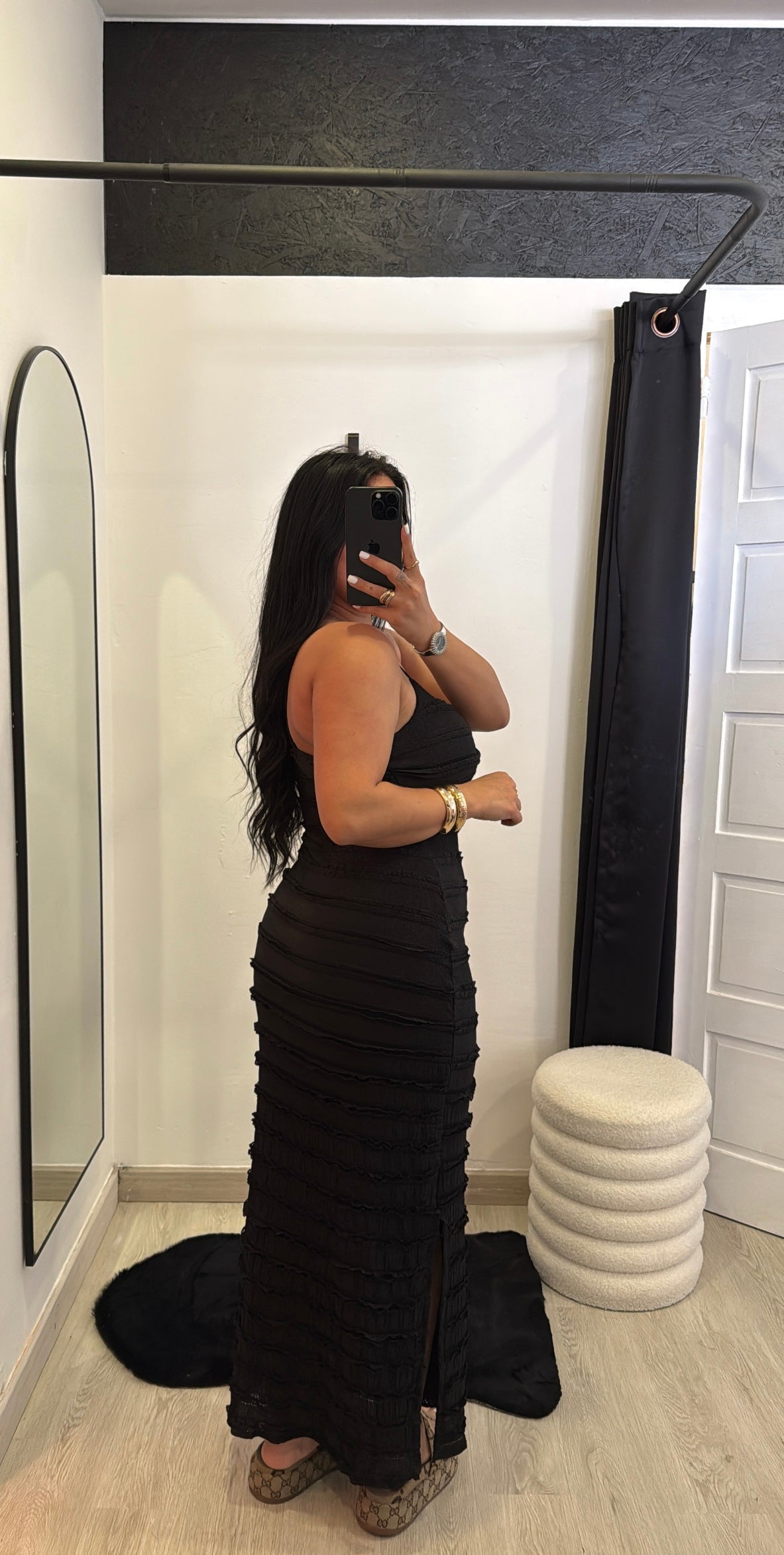 Vestido drapeado com detalhe dourado - preto