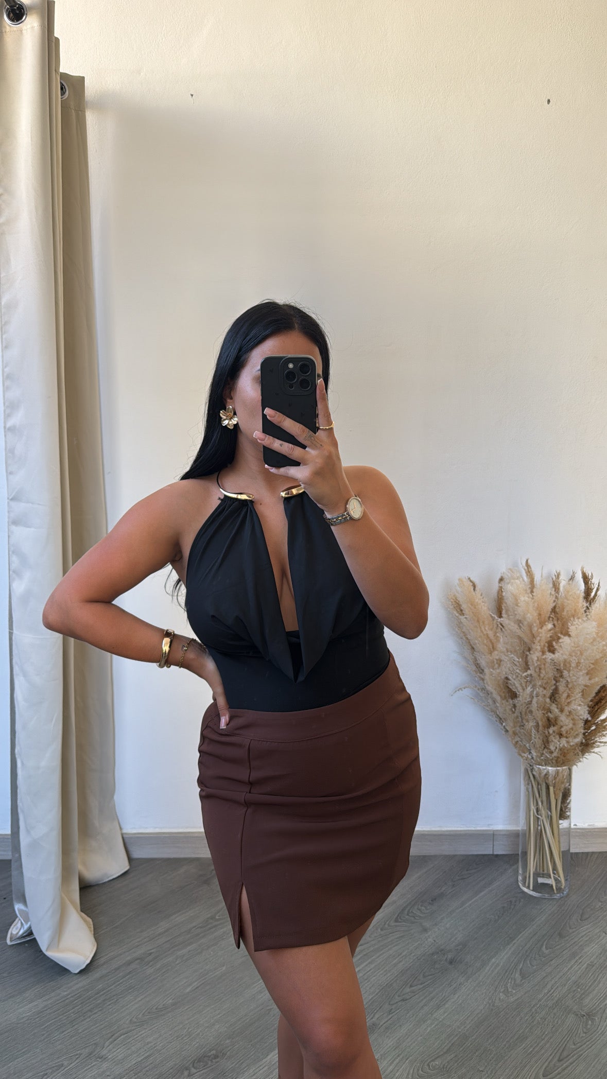 Body preto com decote profundo e argolas douradas