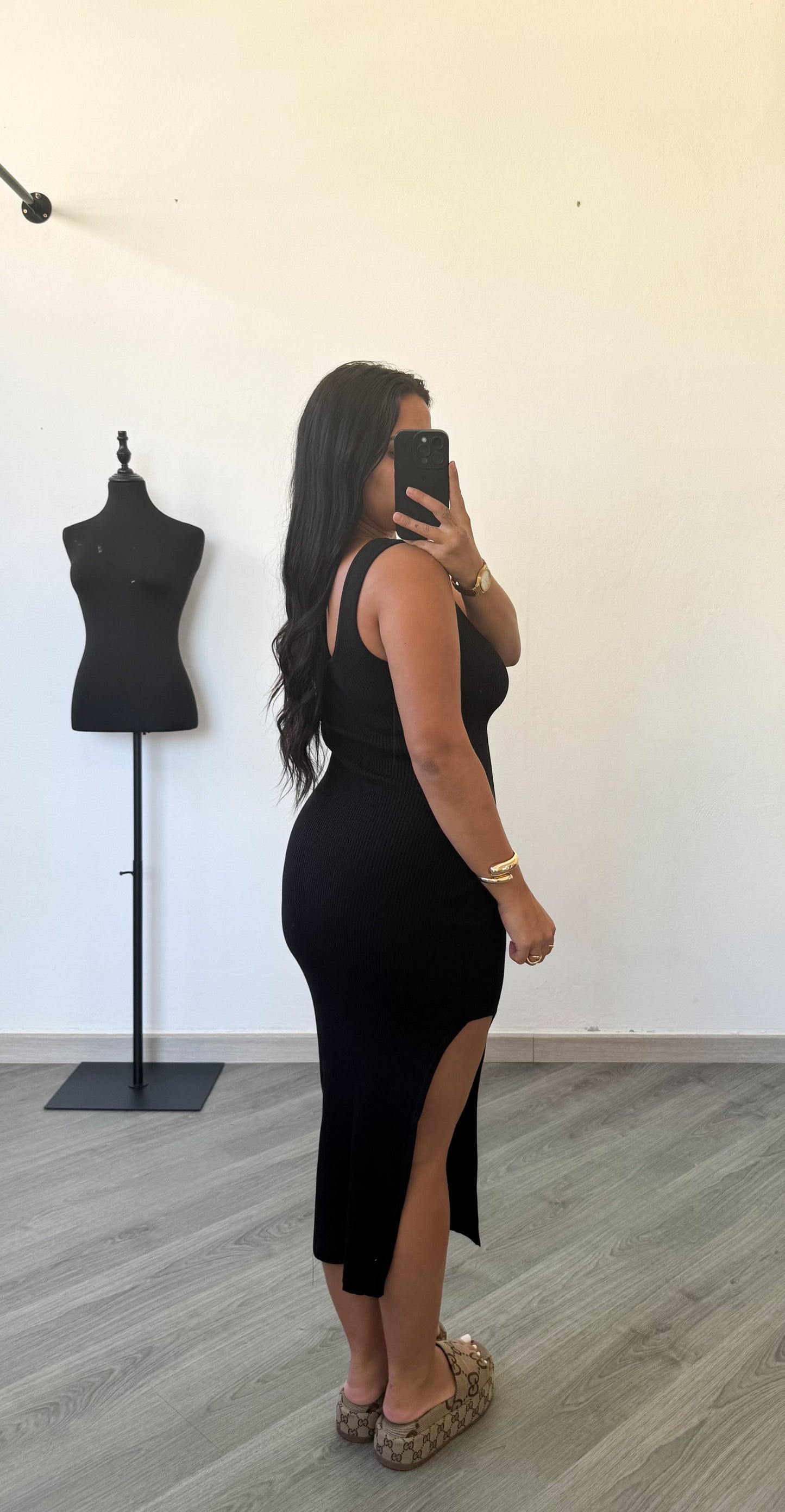 Vestido midi canelado com fenda lateral