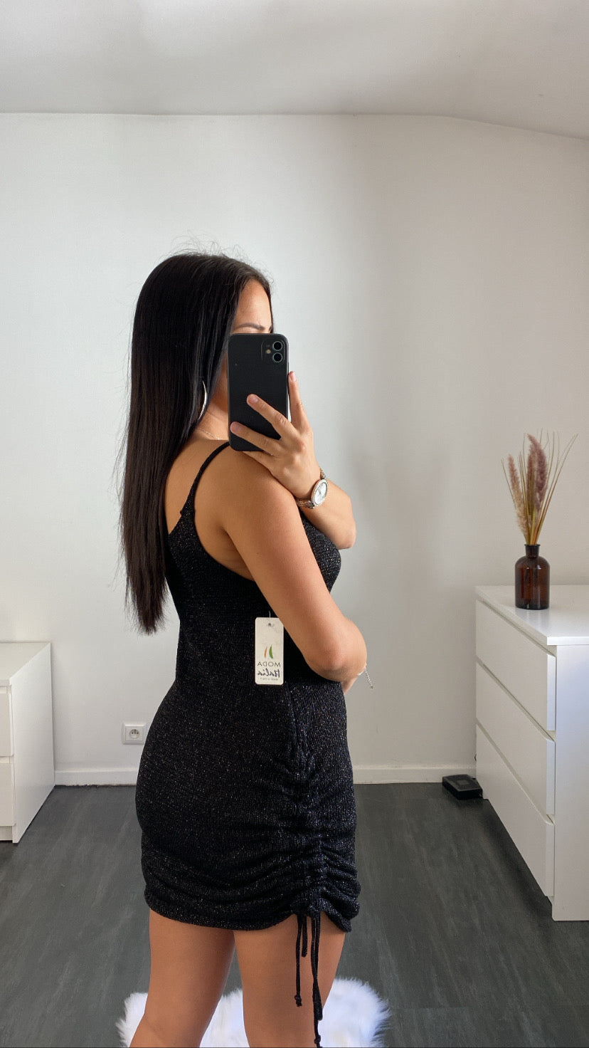 Vestido curto preto brilhante com drapeado lateral