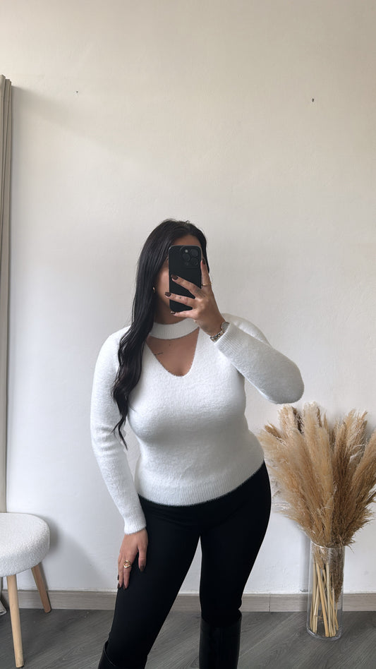 Camisola de malha branca com decote em V e gola choker