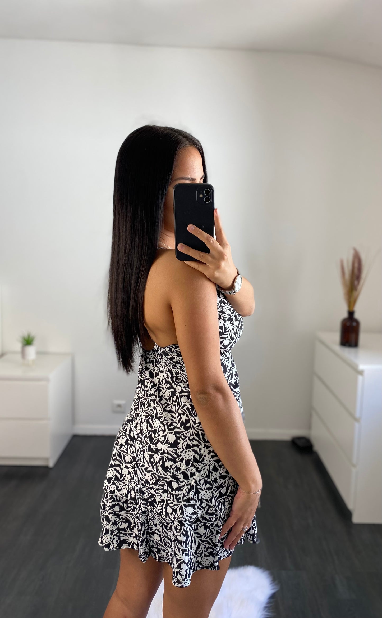 Vestido curto estampado em preto e branco