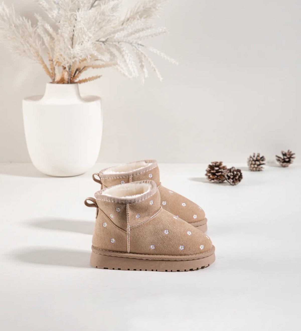 Botas bege forradas com flores