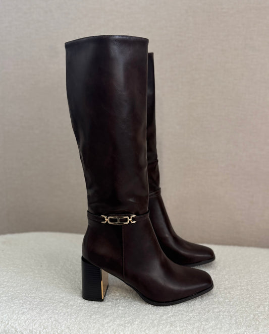 Botas castanhas com salto médio