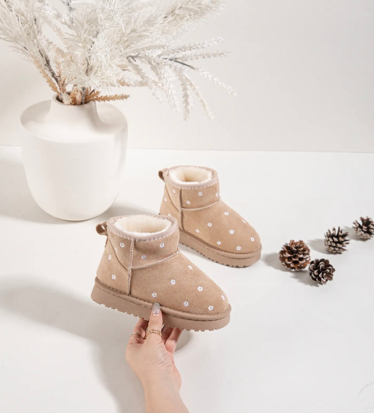 Botas bege forradas com flores