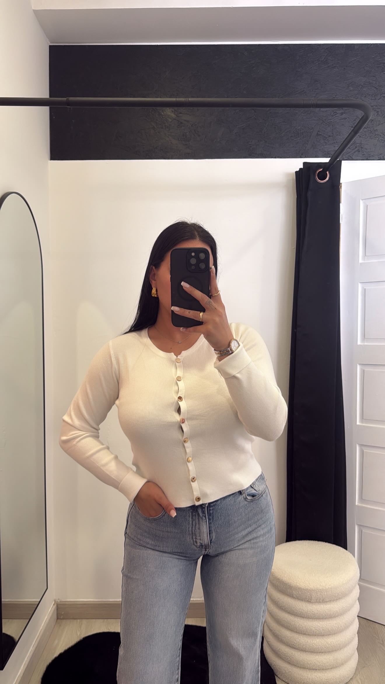 Cardigan branco com botões dourado