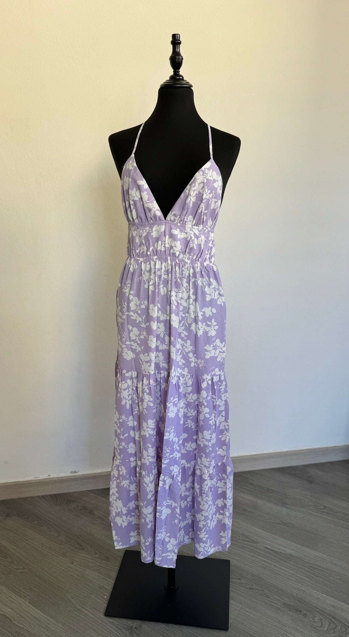 Vestido comprido lilás com estampa floral branca