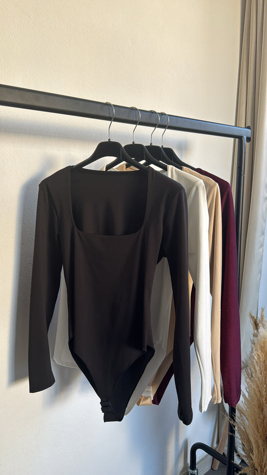 Body básico com decote quadrado