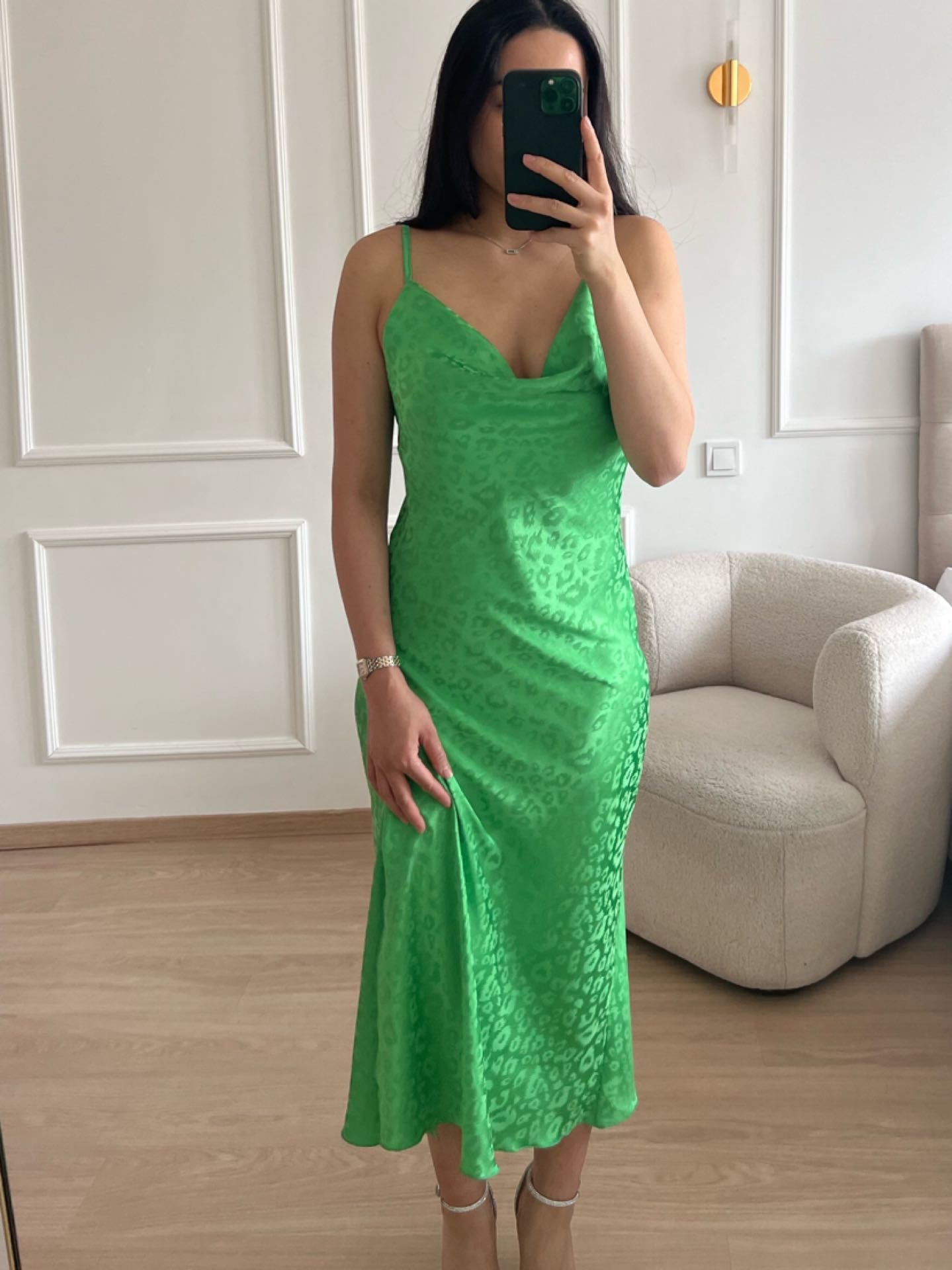 Vestido midi verde acetinado com fenda