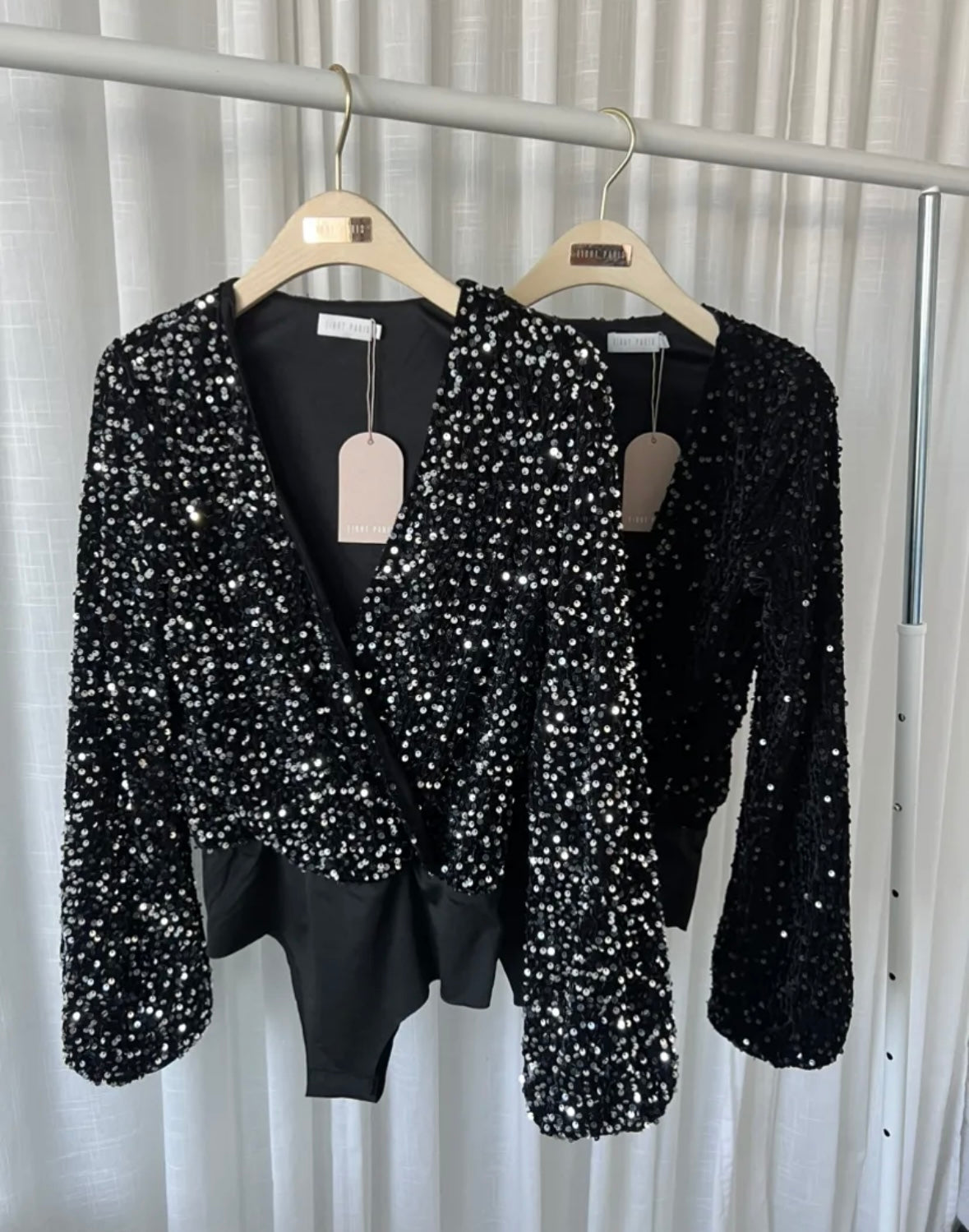 Body com lantejoulas prateadas