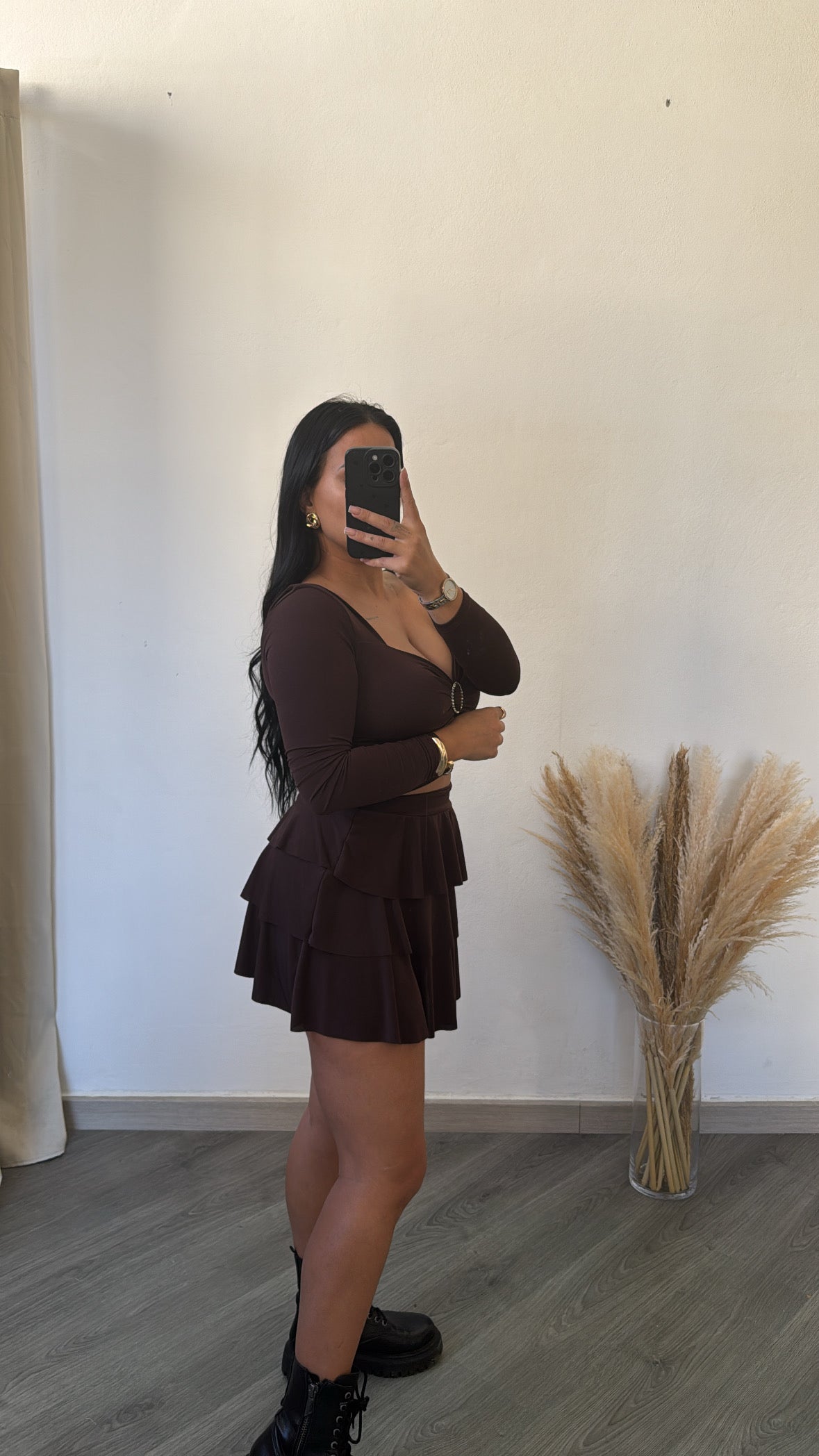 Vestido curto castanho com recortes e detalhes de argolas