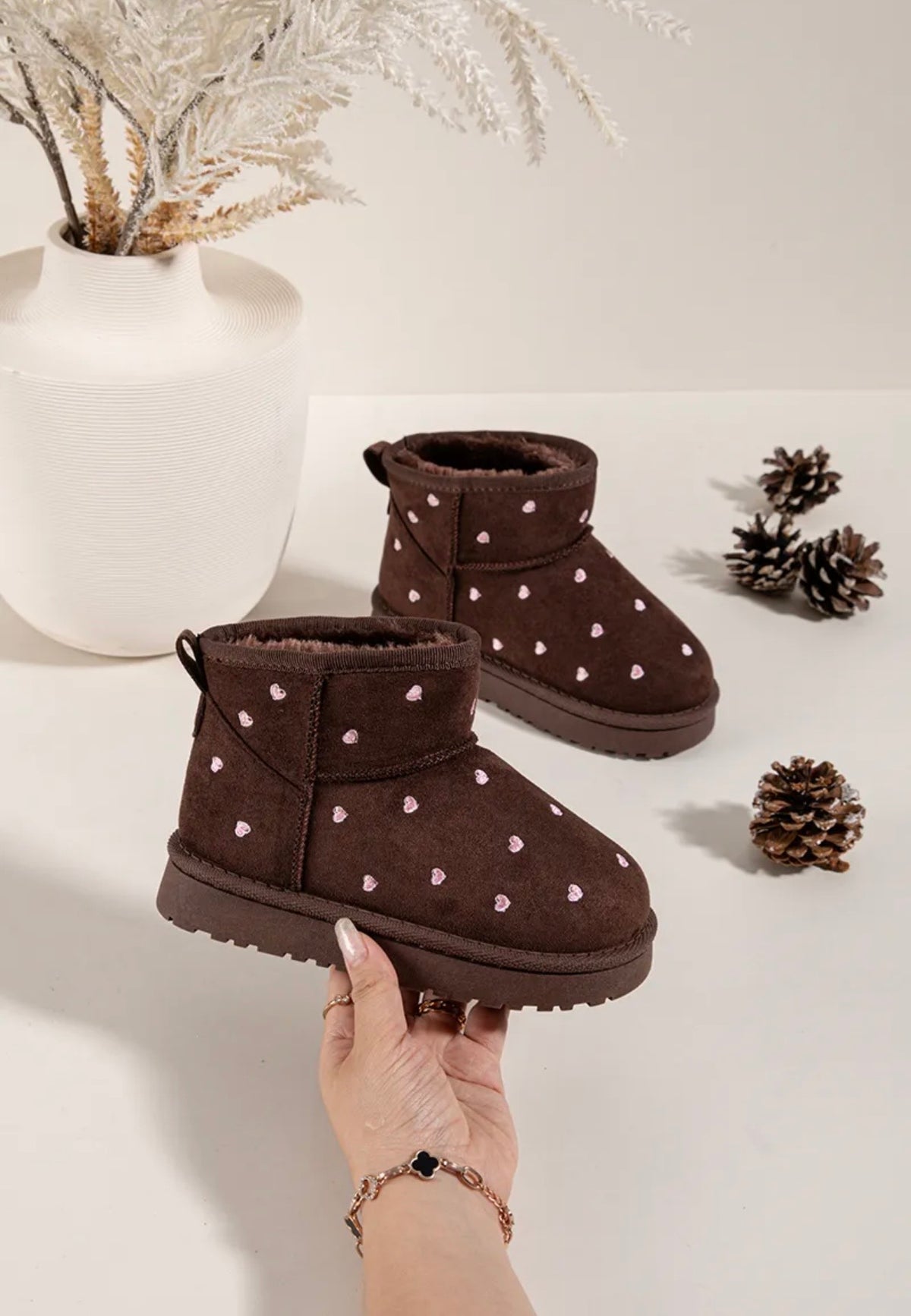 Botas castanhas com corações rosa – cano alto
