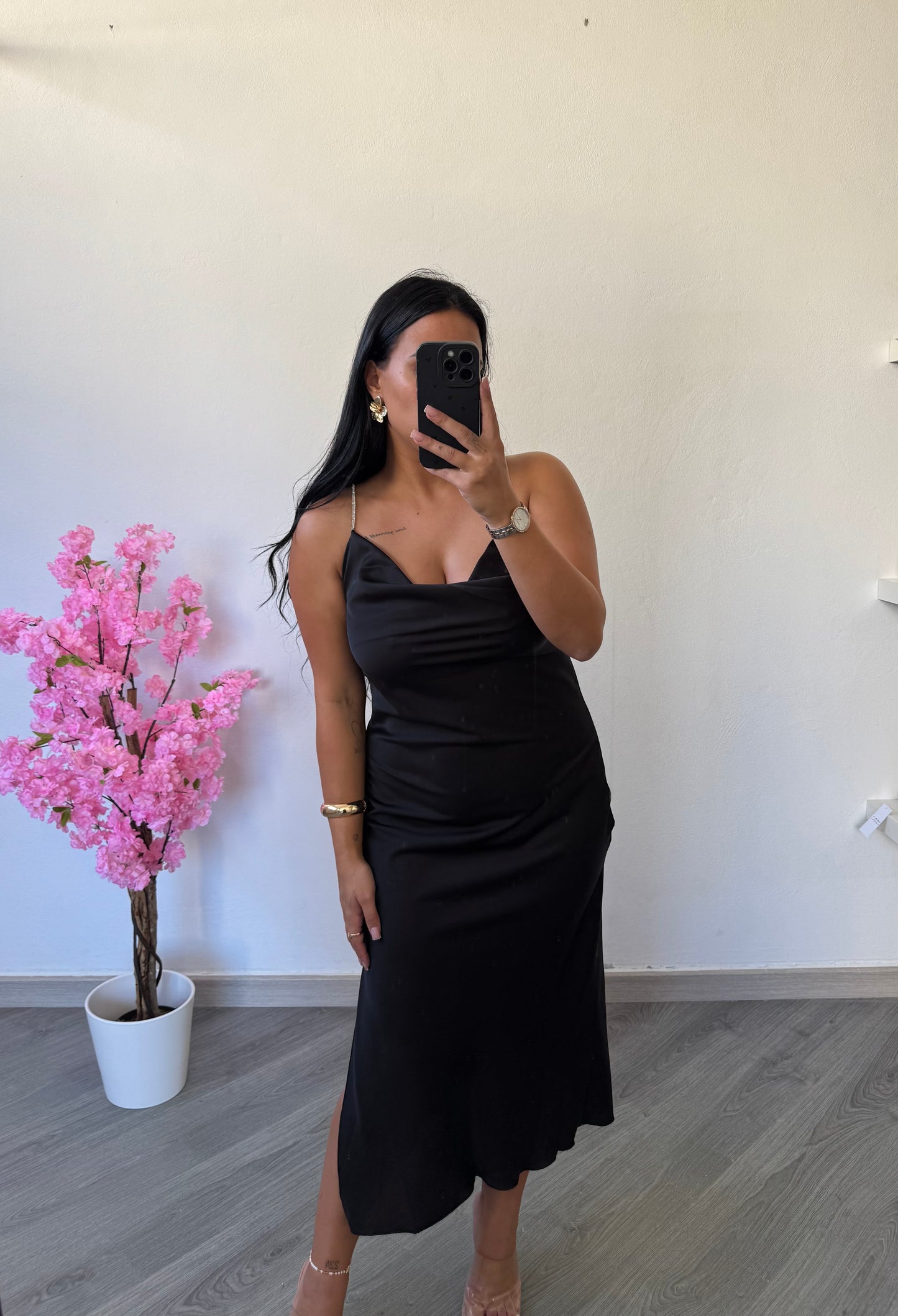 Vestido de cetim preto elegante