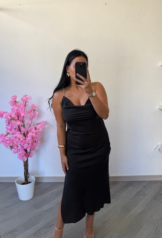 Vestido de cetim preto elegante