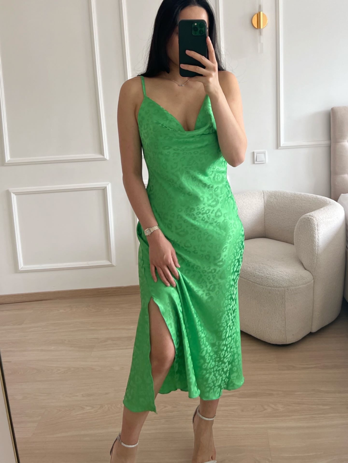 Vestido midi verde acetinado com fenda