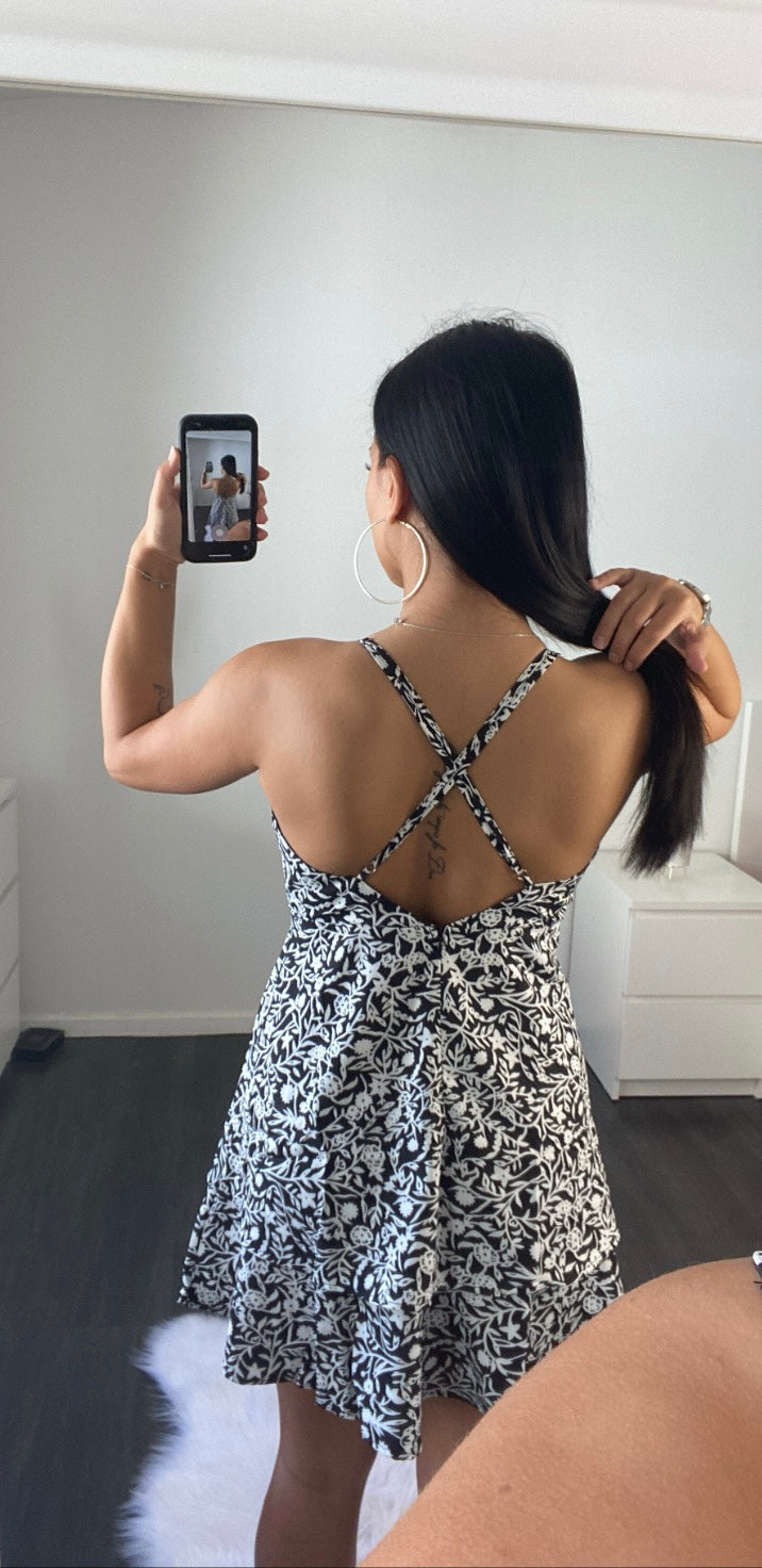 Vestido curto estampado em preto e branco