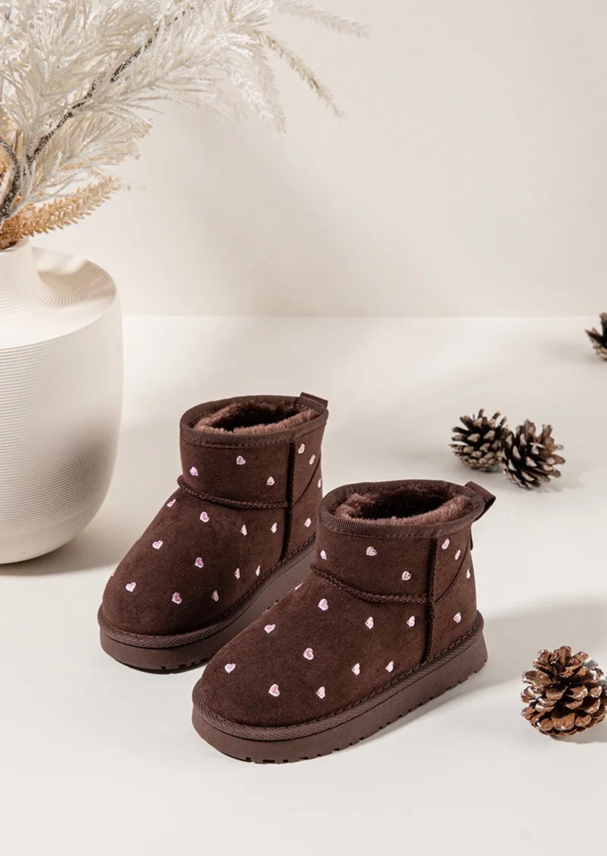 Botas castanhas com corações rosa – cano alto