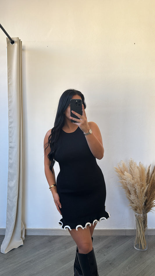 Vestido Curto Preto com Detalhe Ondulado