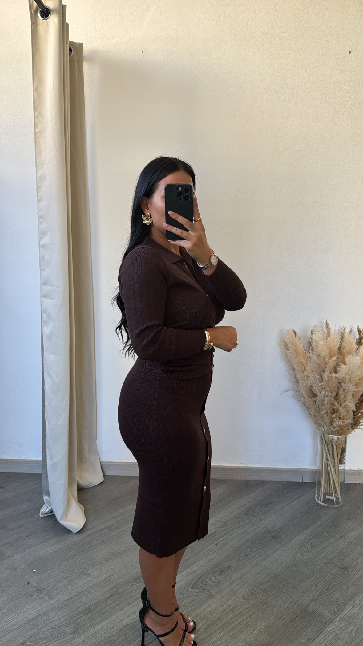 Vestido midi castanho com botões dourados