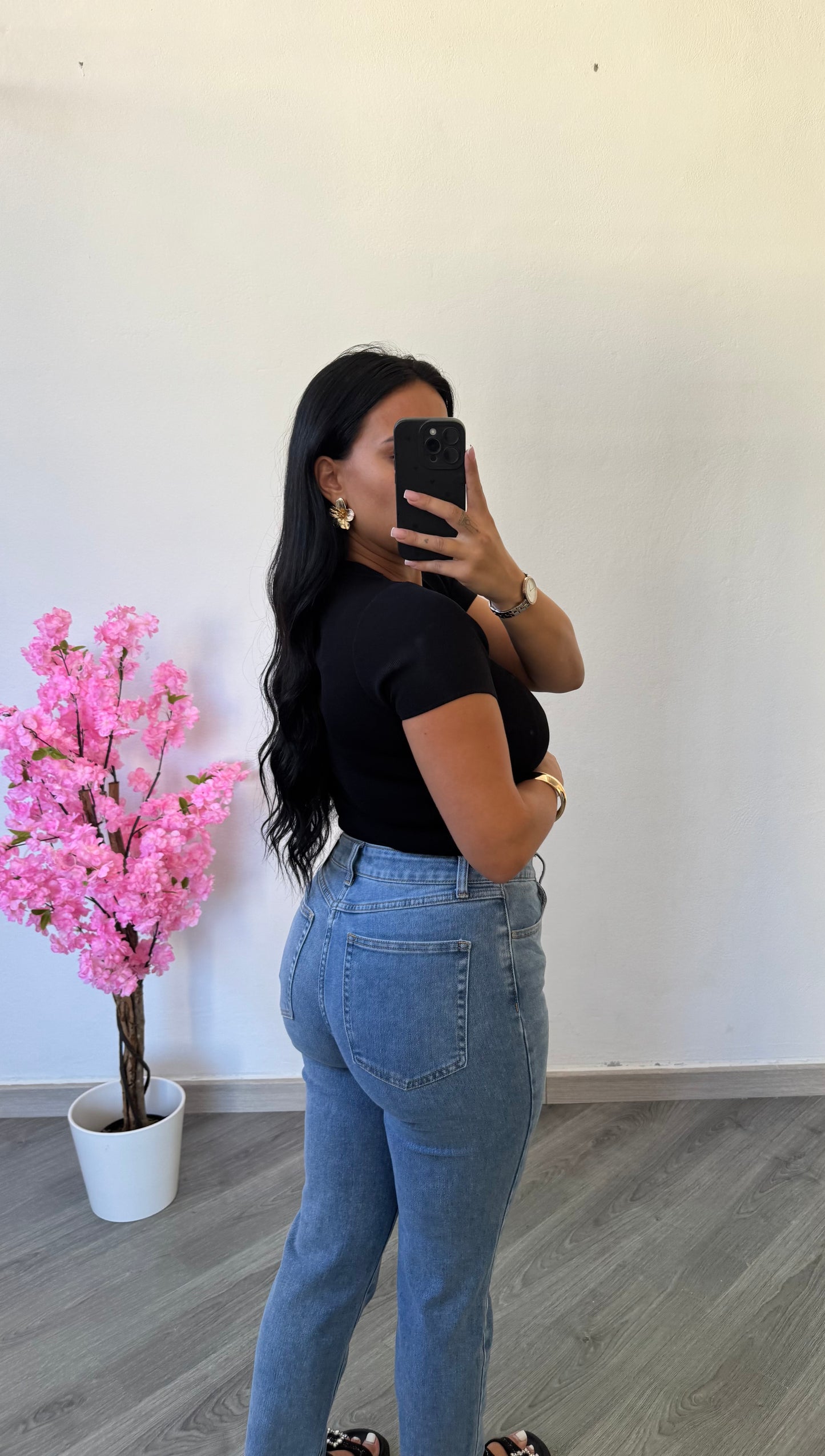 Top básico de malha preto