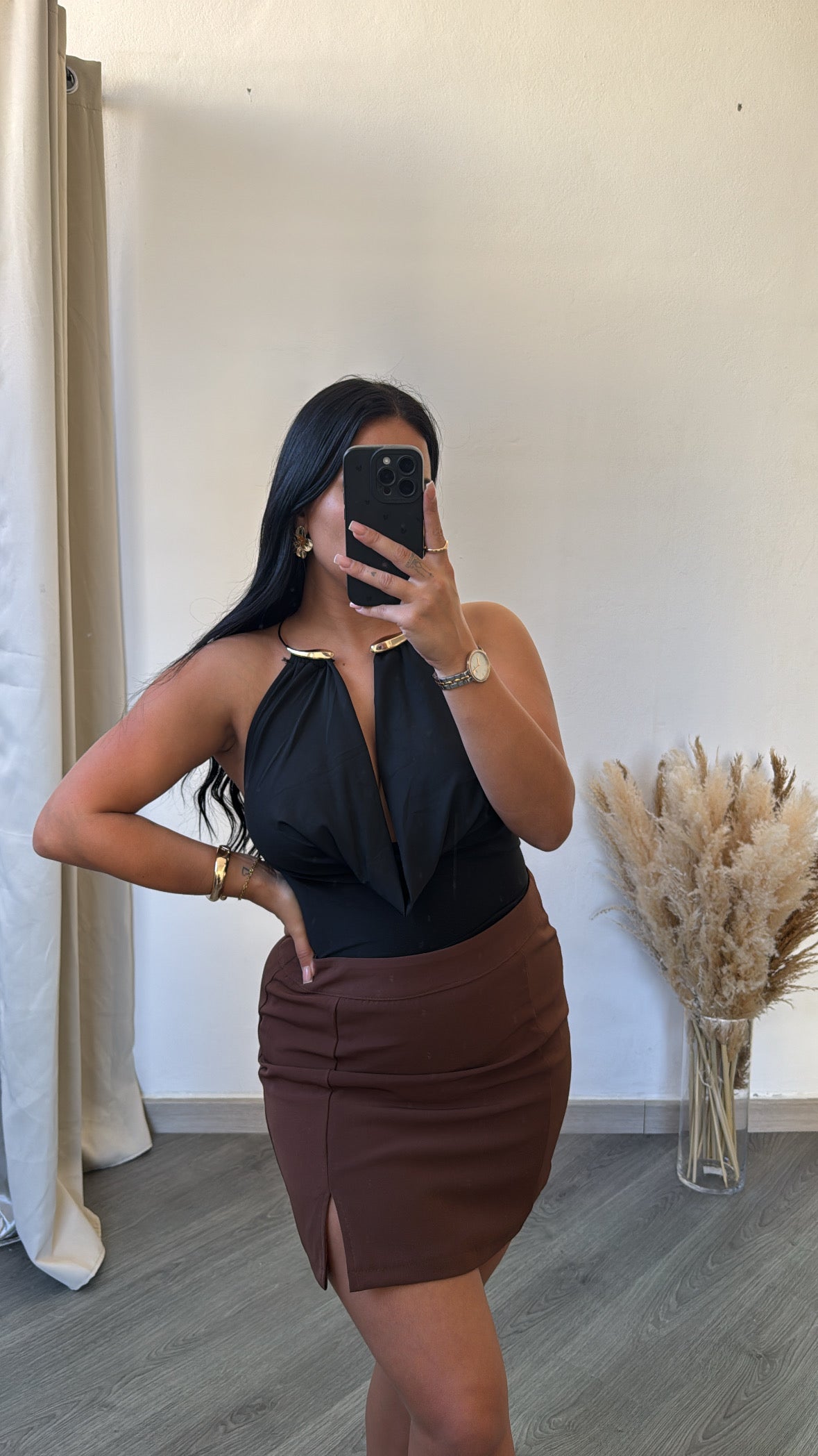 Body preto com decote profundo e argolas douradas