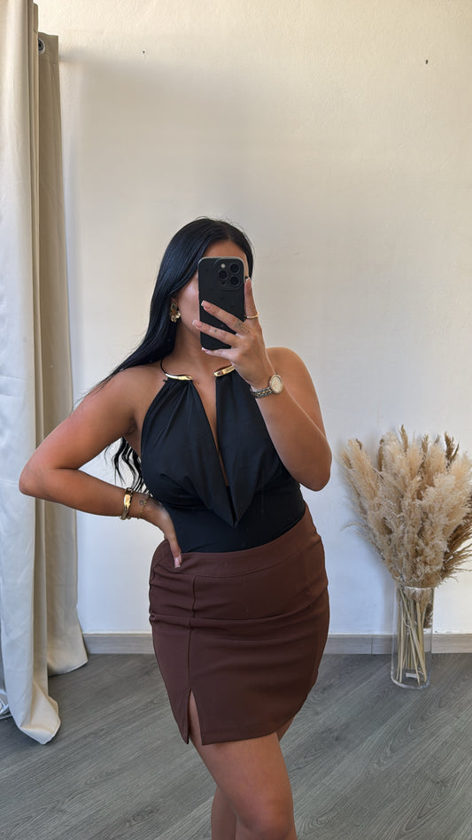 Body preto com decote profundo e argolas douradas