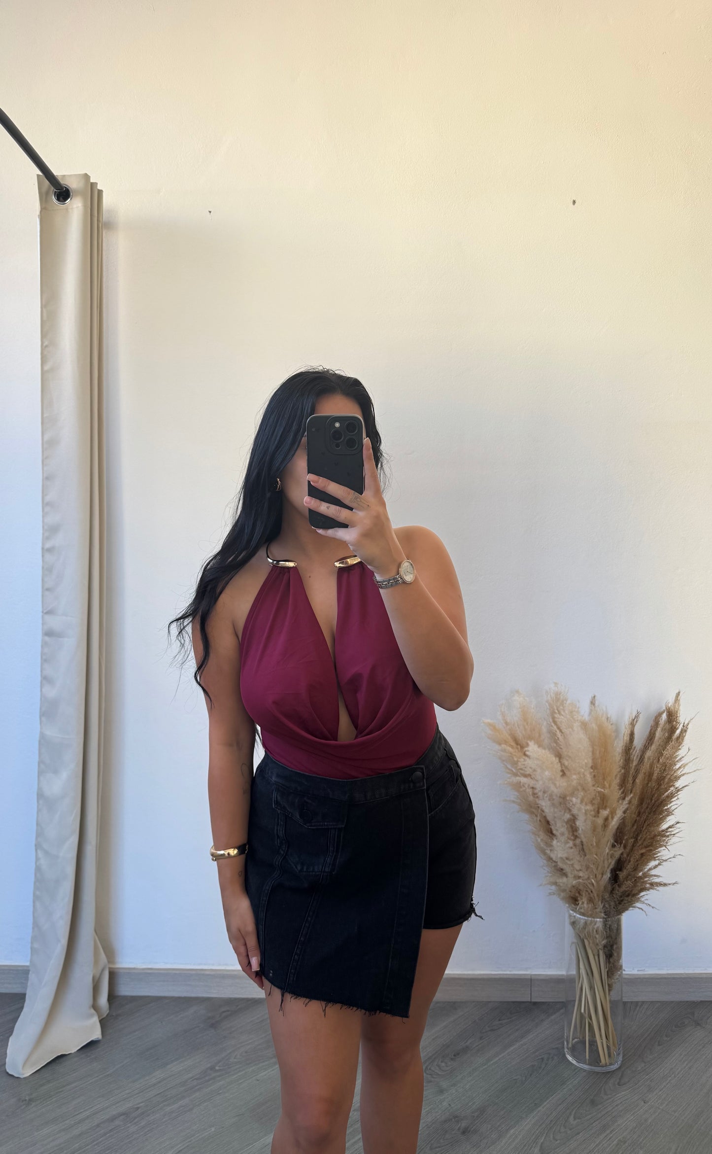 Body bordô com decote profundo e argolas douradas