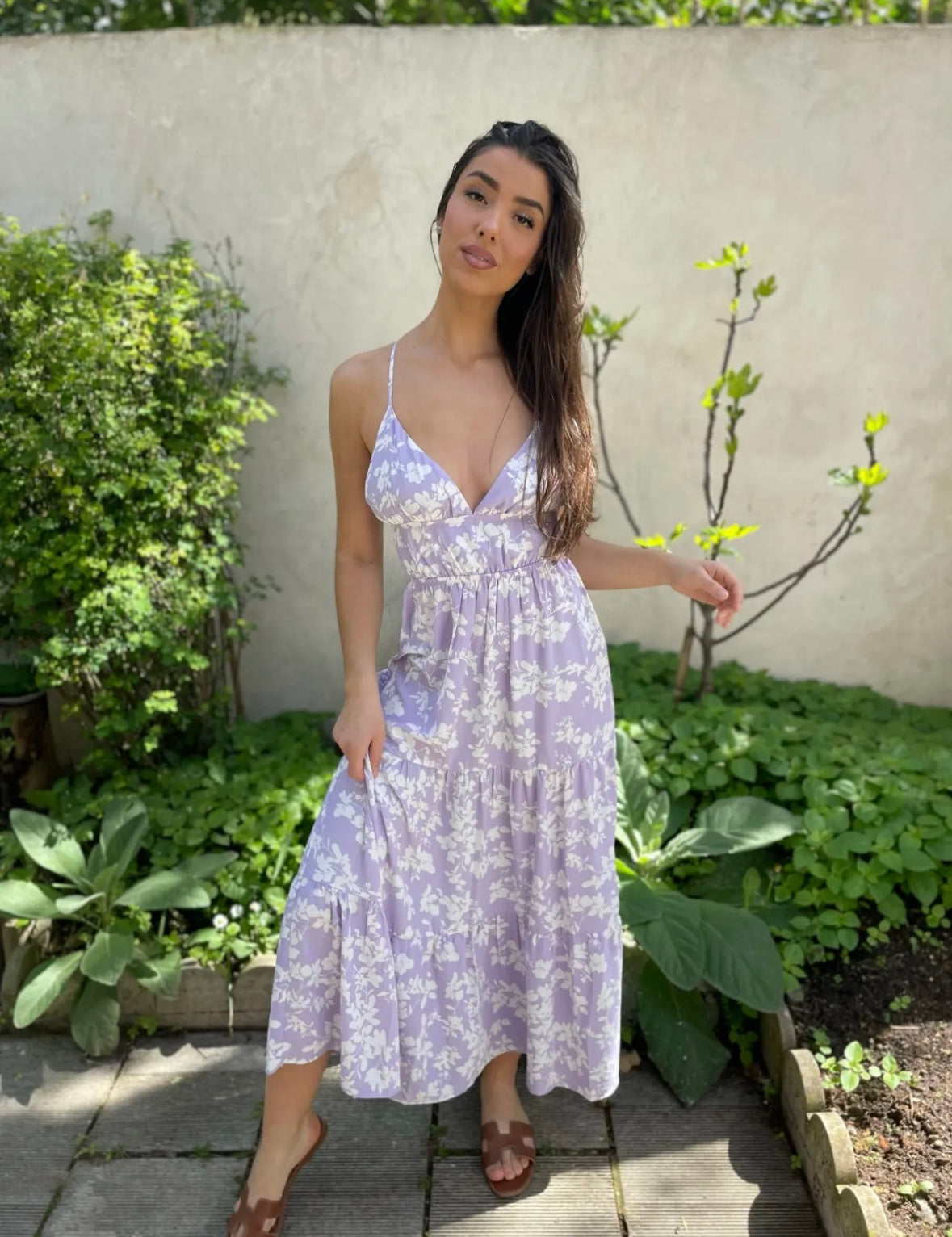 Vestido comprido lilás com estampa floral branca