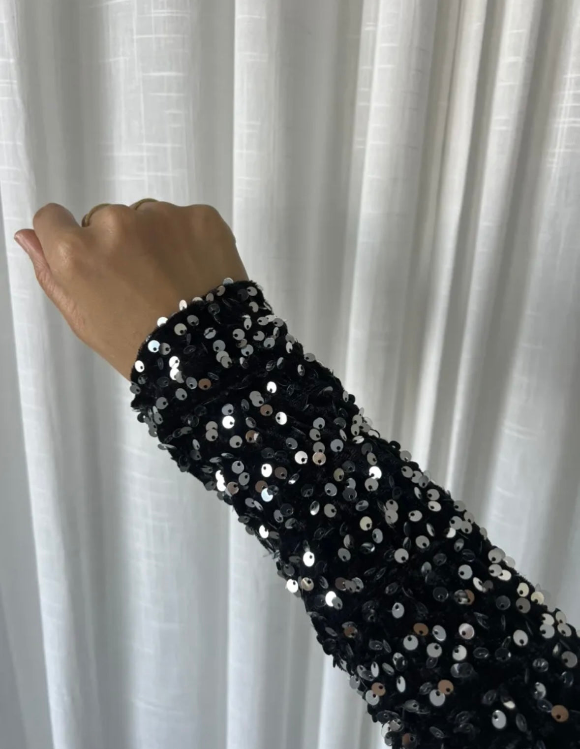 Body com lantejoulas prateadas