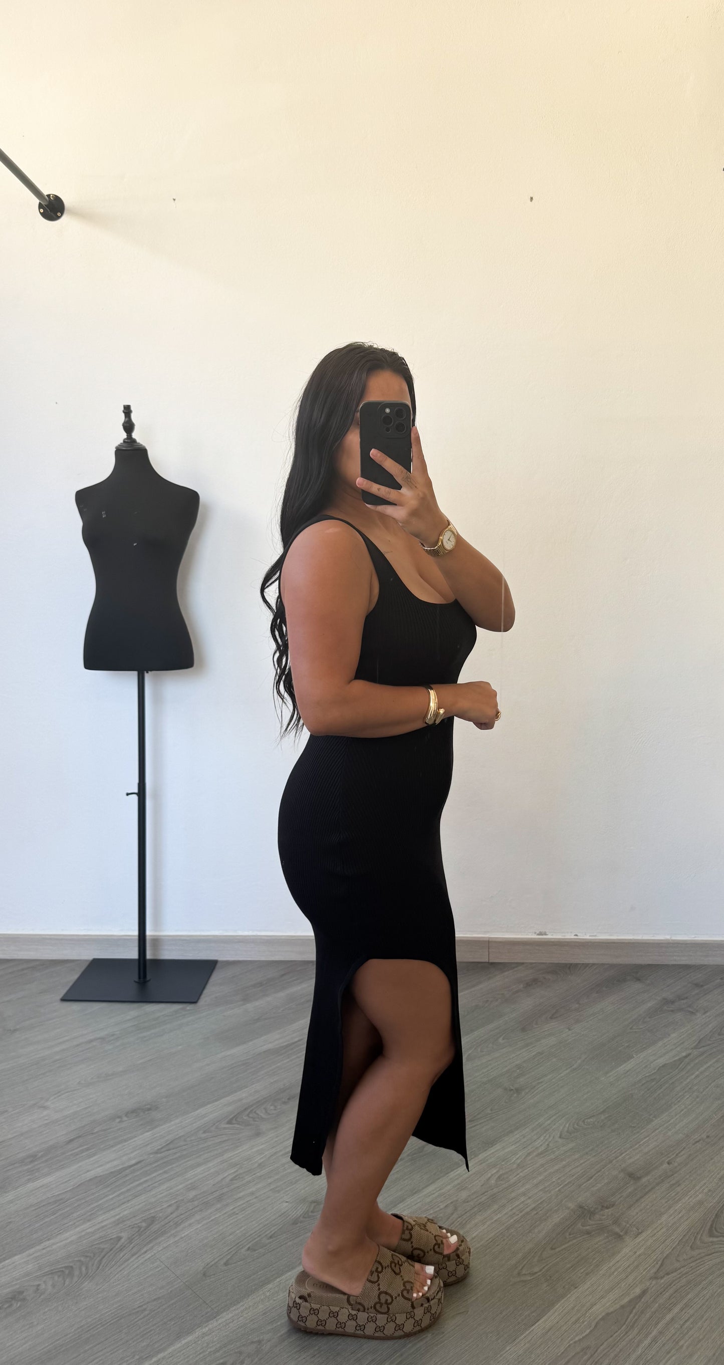 Vestido midi canelado com fenda lateral