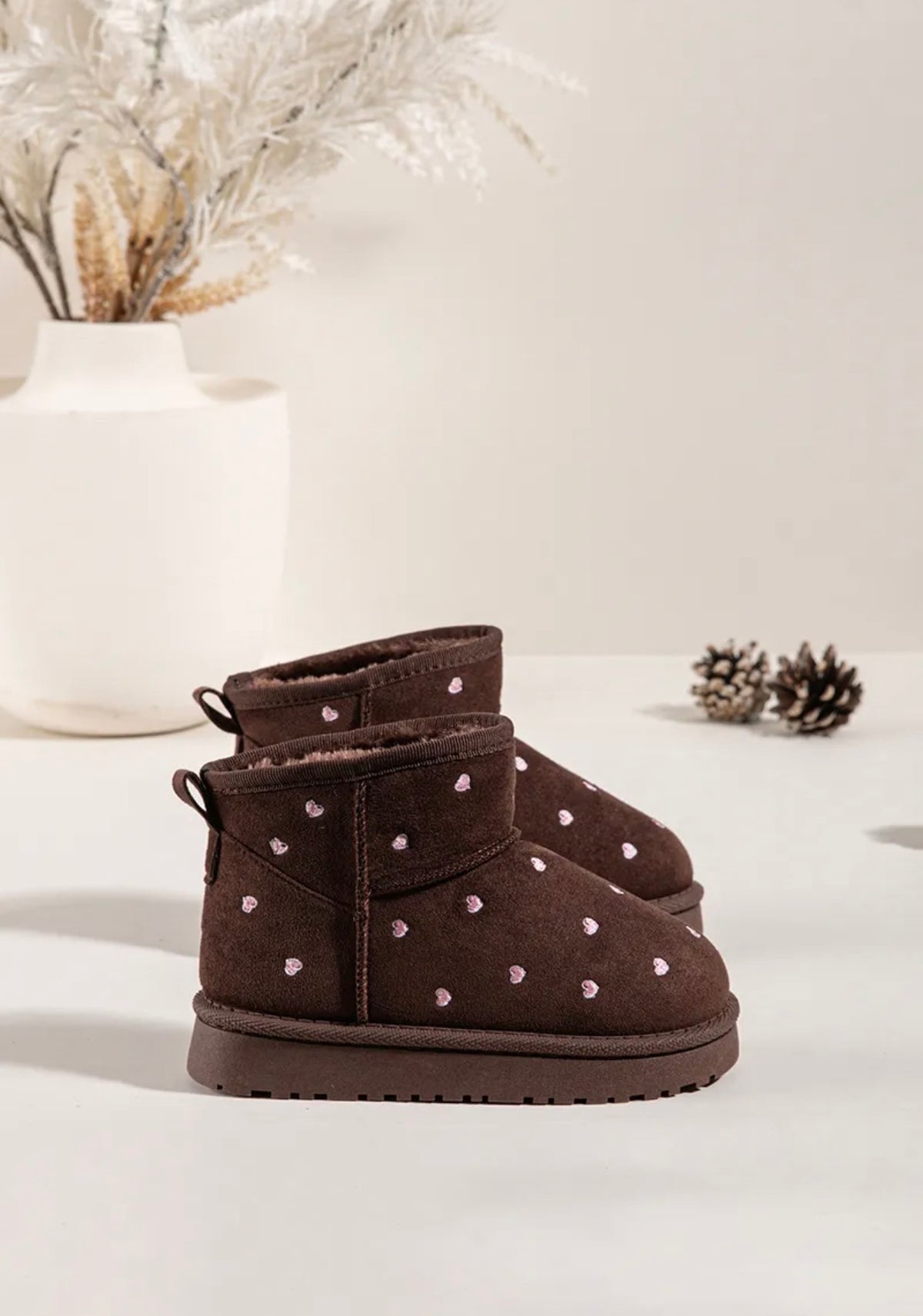 Botas castanhas com corações rosa – cano alto