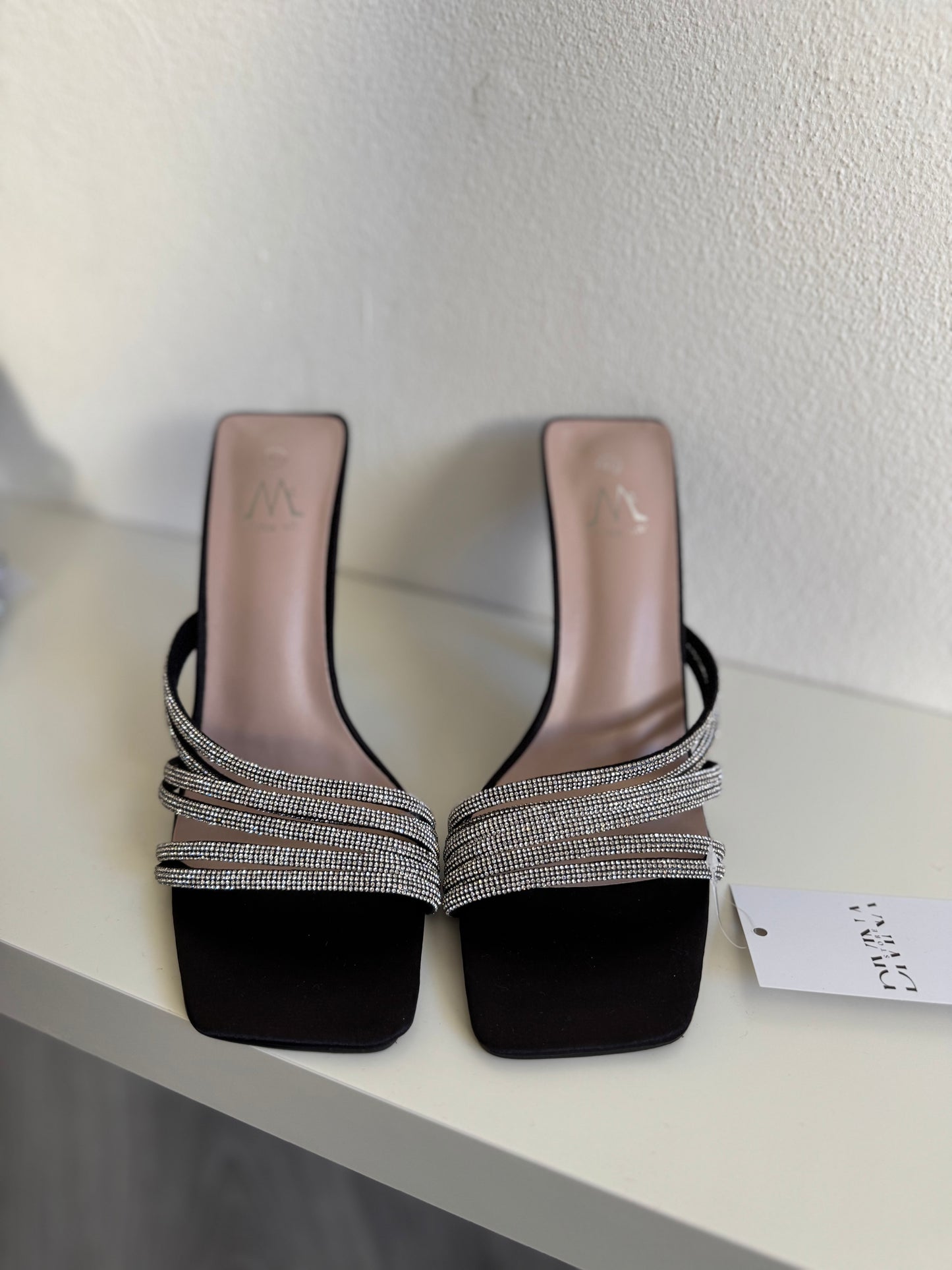 Sandálias de salto alto com tiras brilhantes