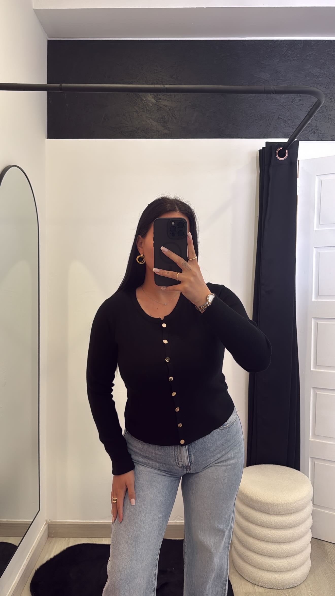 Cardigan preto com botões dourado