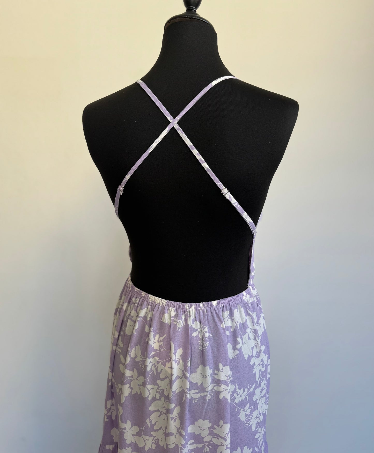 Vestido comprido lilás com estampa floral branca