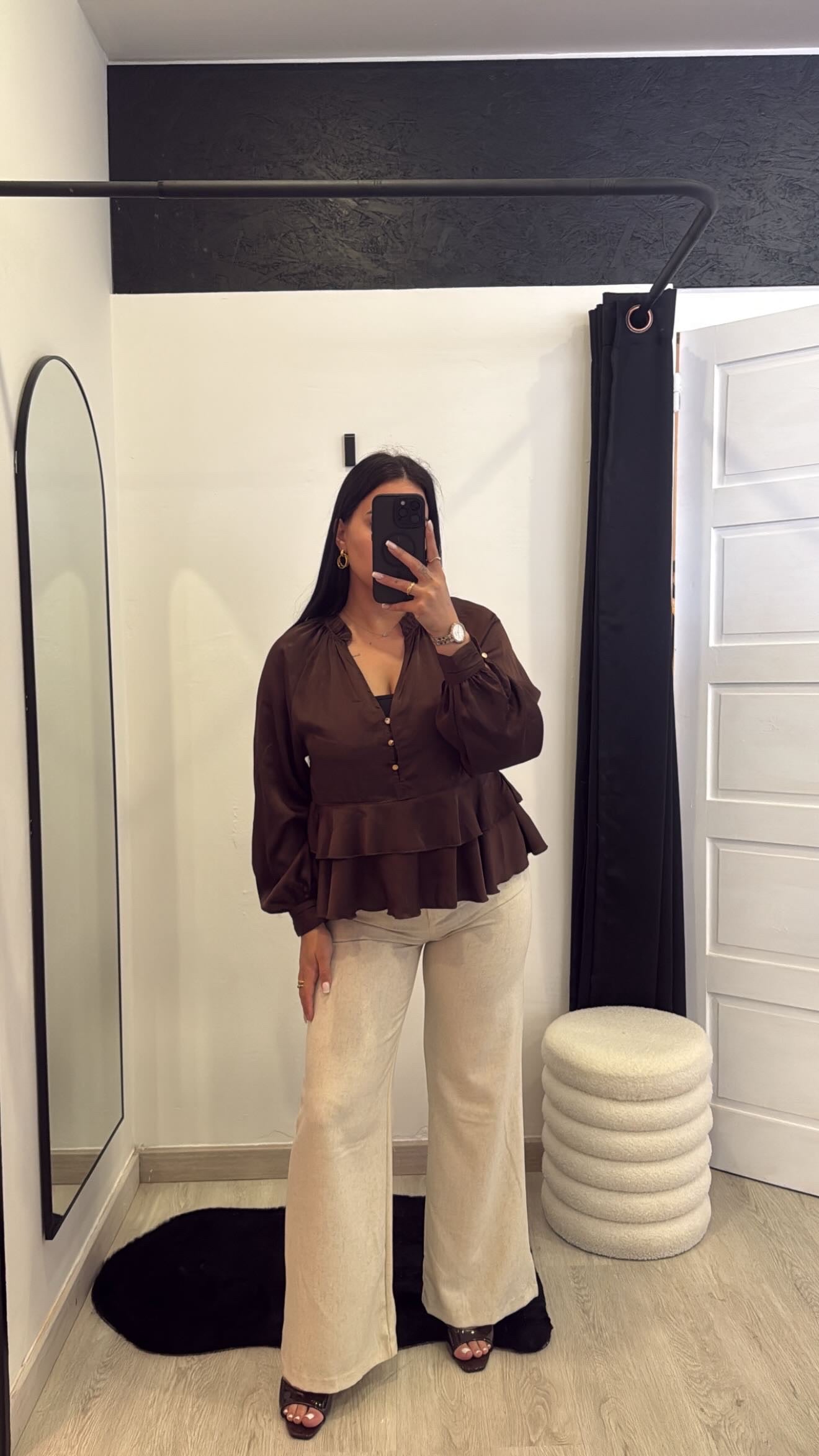 Blusa acetinada com babados