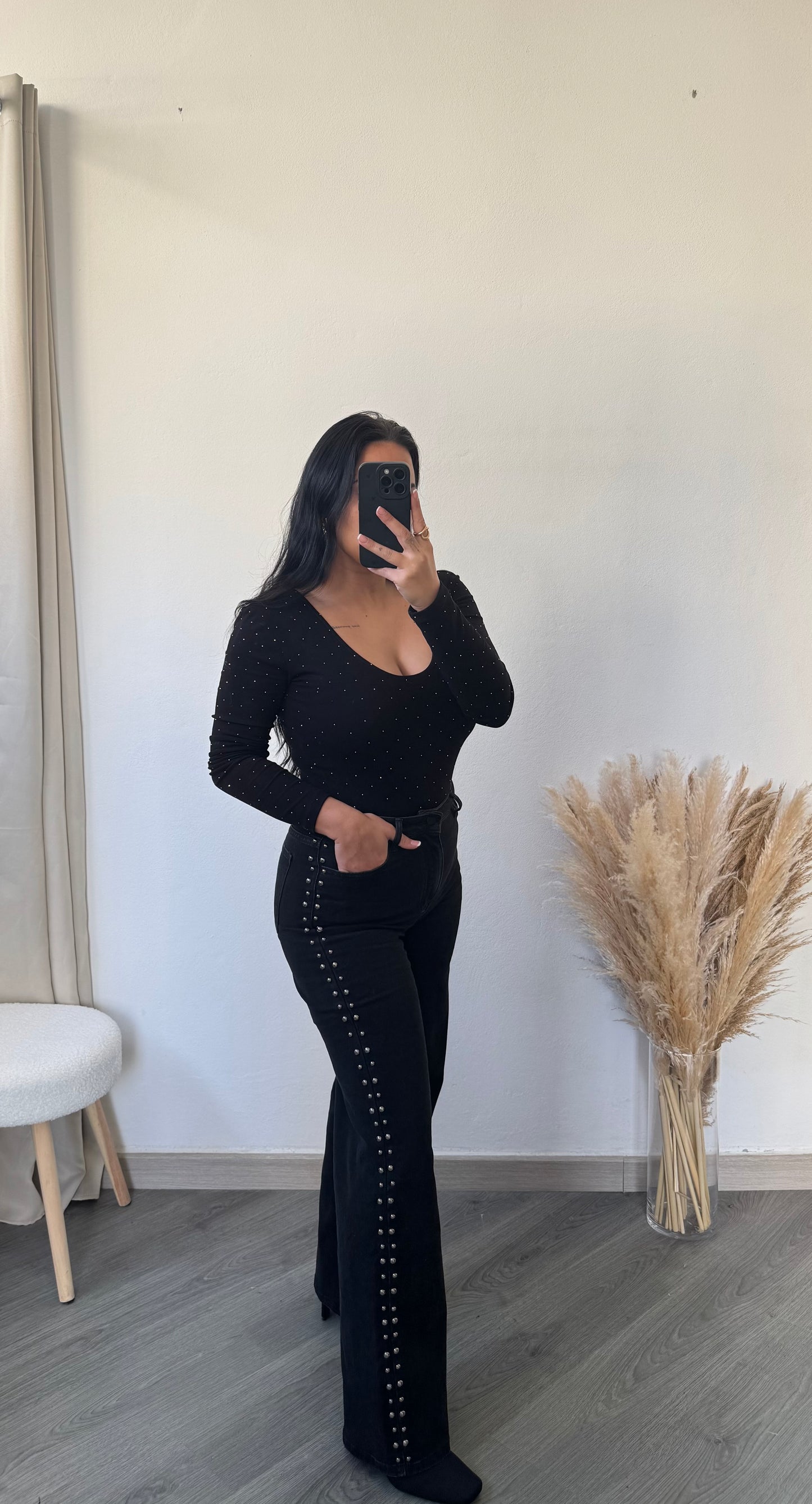 Calça Wide Leg preta com tachas