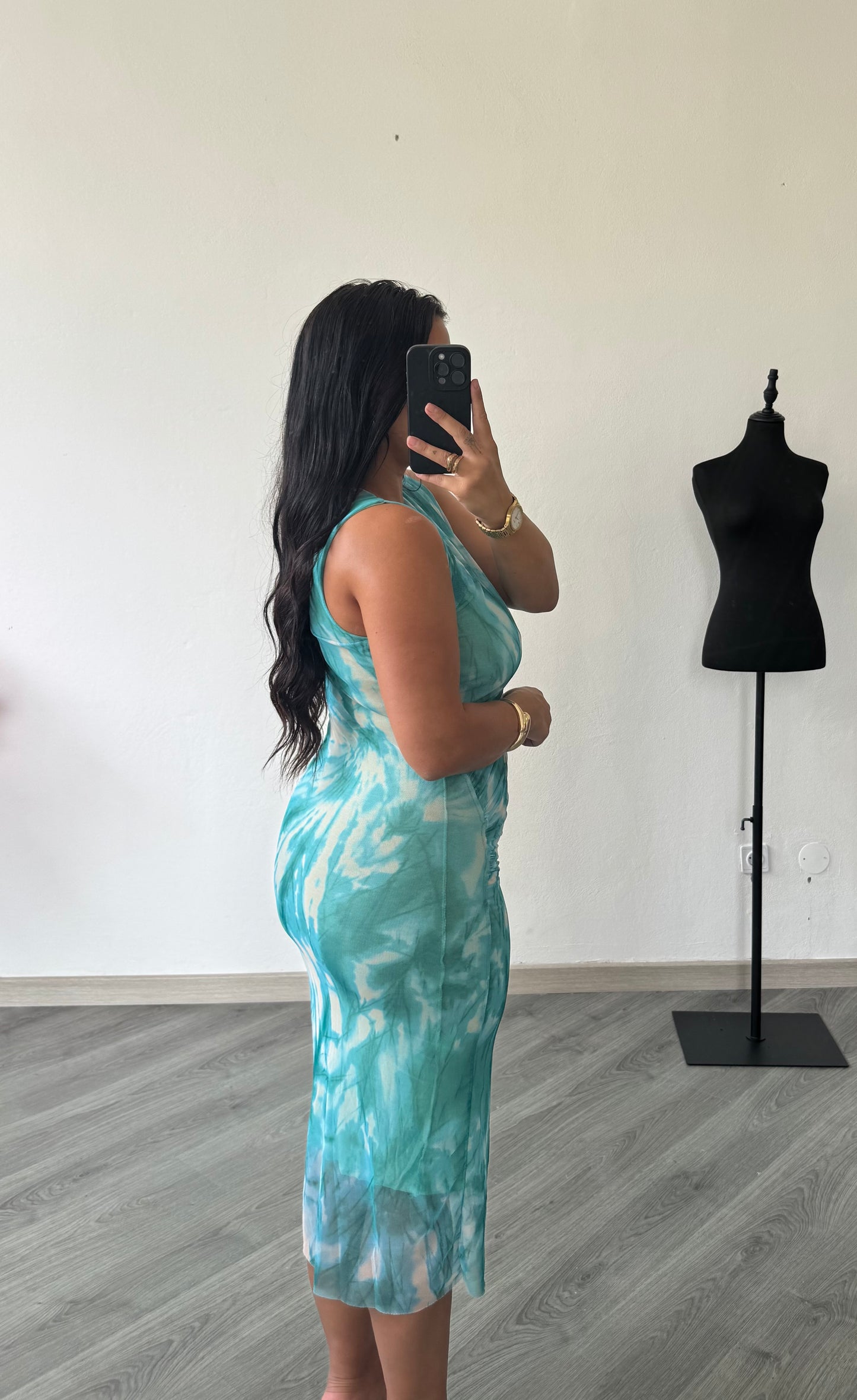 Vestido midi justo estampado tie-dye turquesa