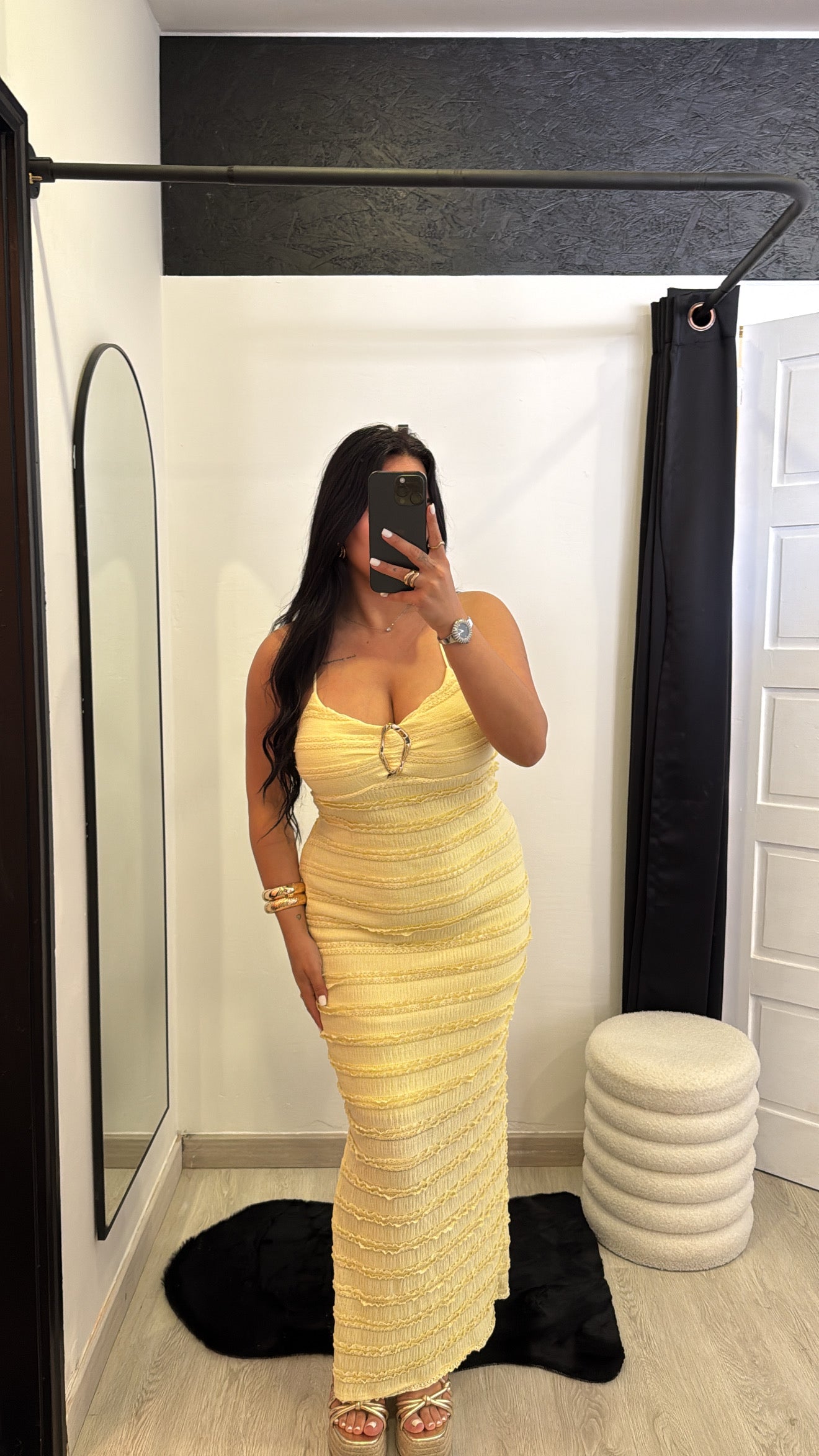 Vestido drapeado com detalhe dourado - amarelo