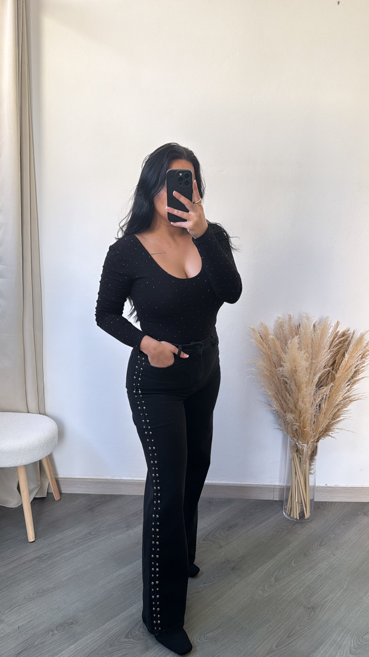 Calça Wide Leg preta com tachas