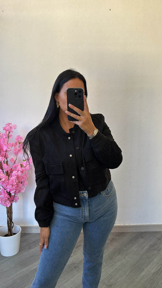 Bomber curto em camurça preto