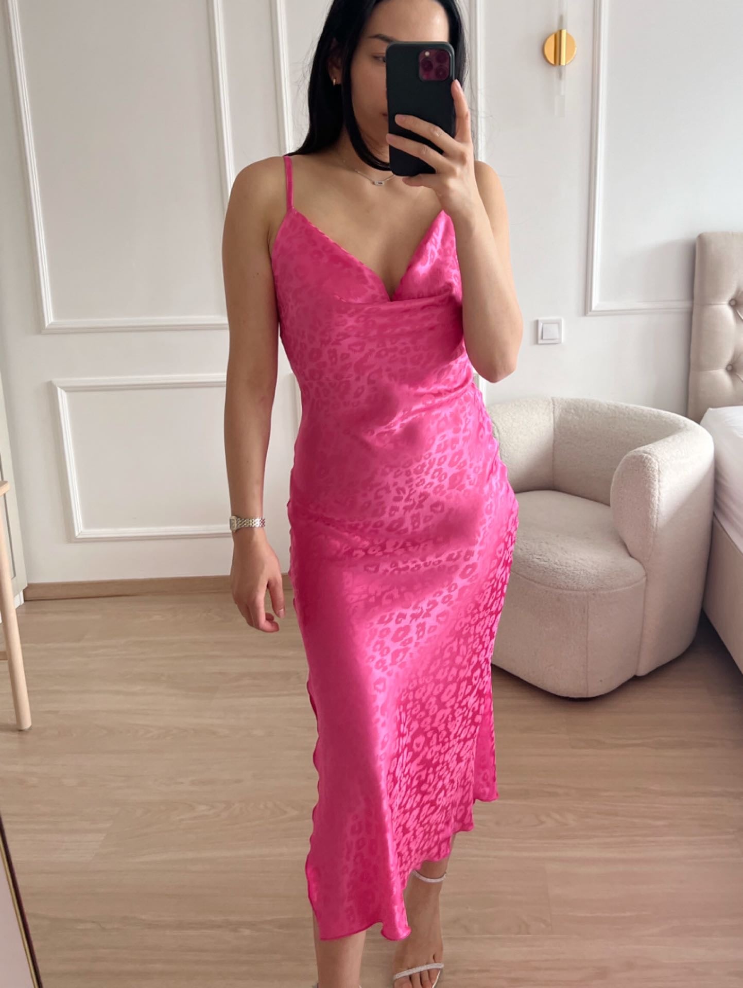 Vestido midi rosa acetinado com fenda