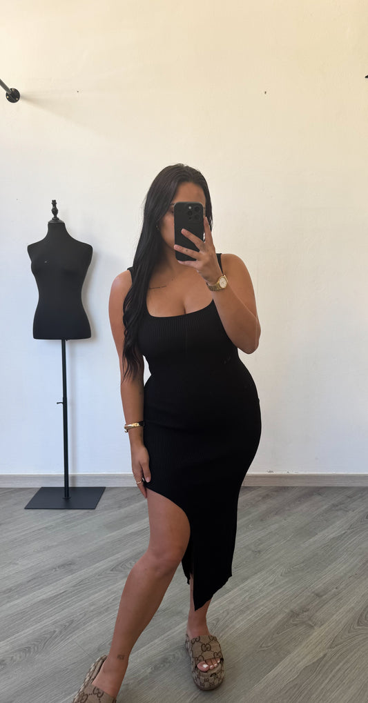 Vestido midi canelado com fenda lateral