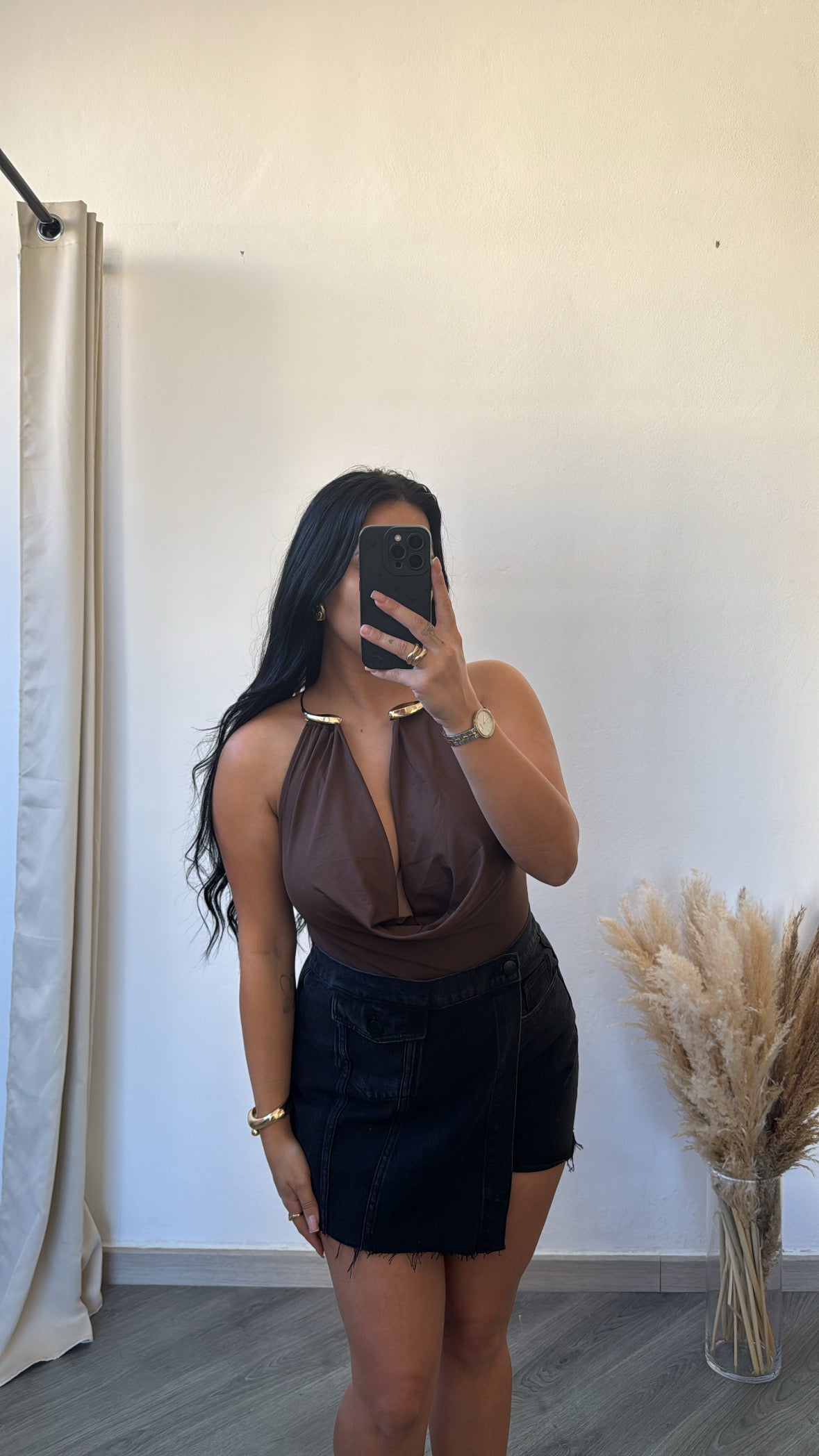 Body castanho com decote profundo e argolas douradas