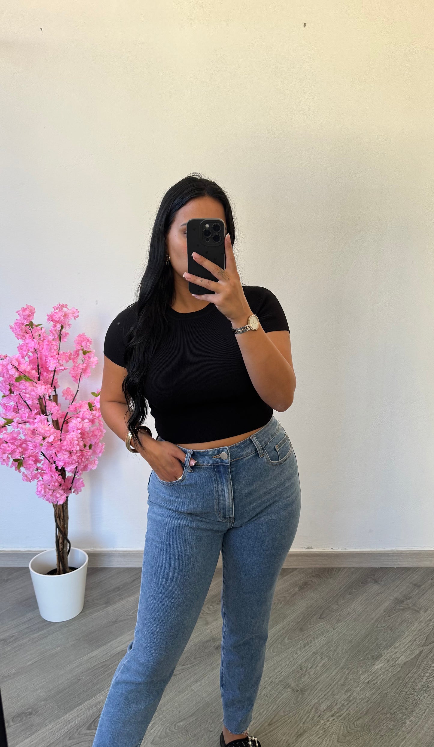 Top básico de malha preto