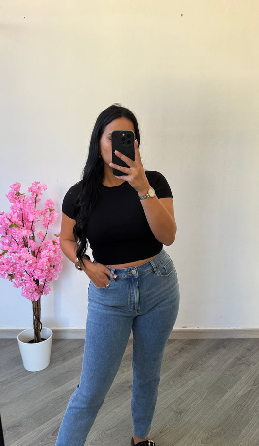 Top básico de malha preto