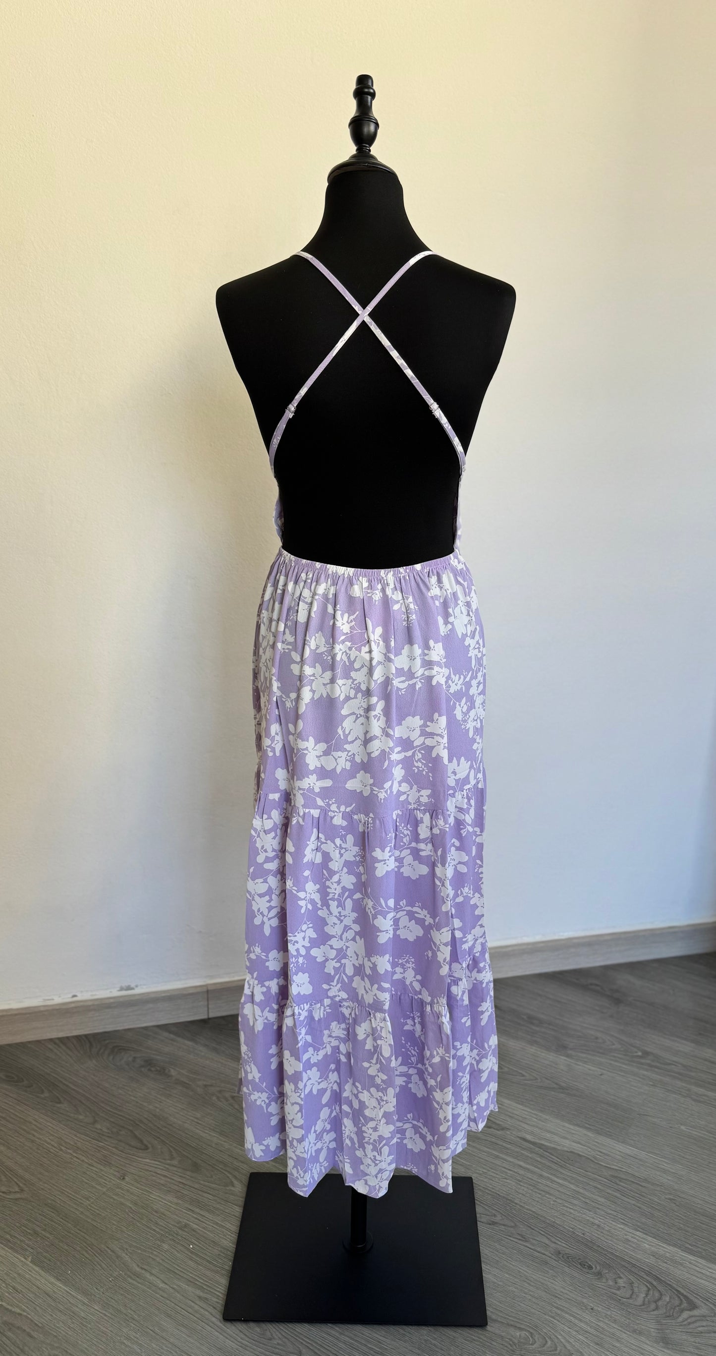 Vestido comprido lilás com estampa floral branca