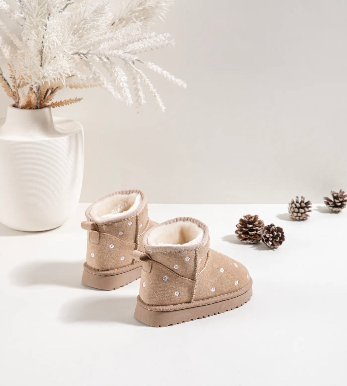 Botas bege forradas com flores