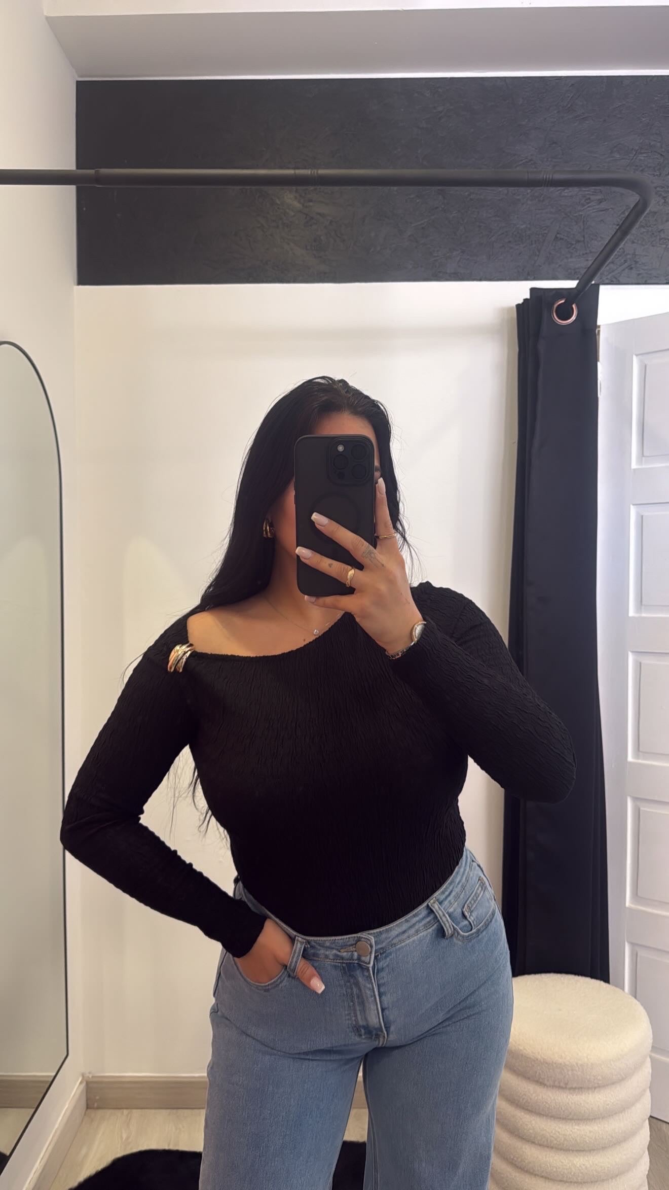 Body preto com detalhe dourado